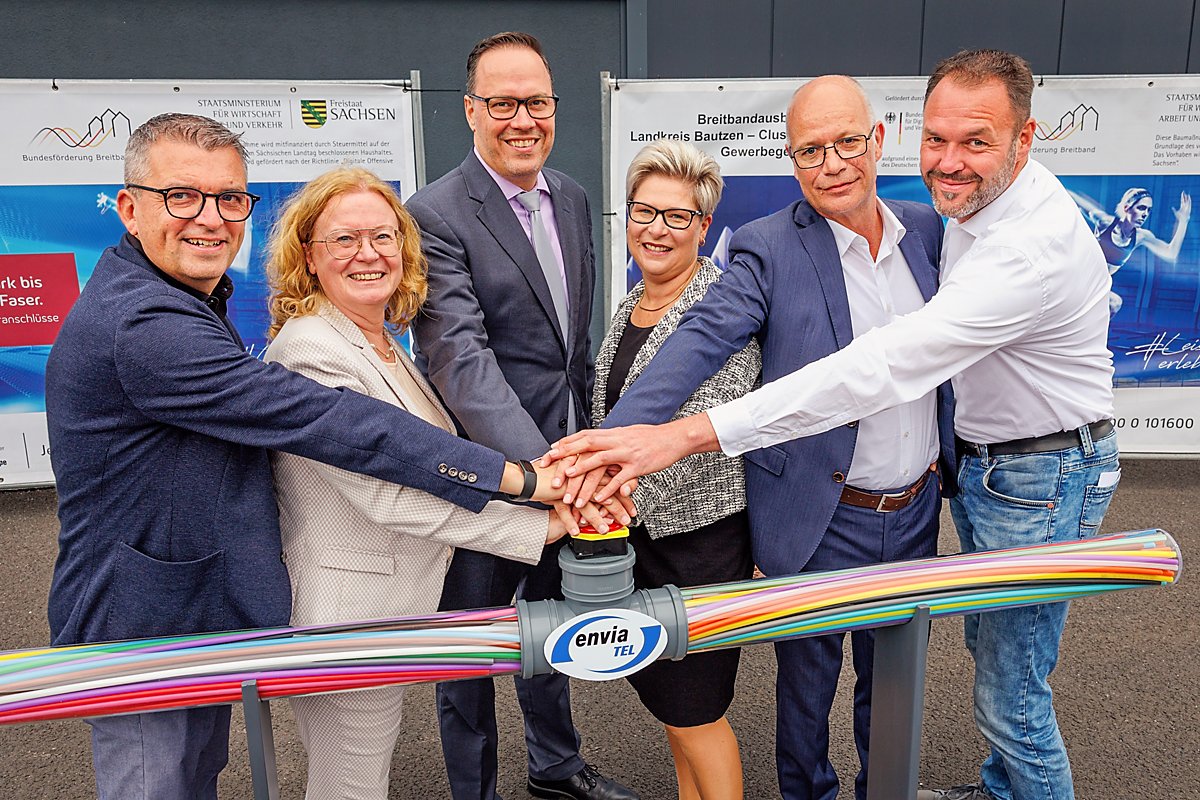 Man sieht Dr. Stefan Lowis von der envia, Staatssekretärin Friederike Hasse, Sachsens Wirtschaftsminister Dirk Panter, Romy Reinisch vom Landratsamt Bautzen, Haiko Rennert von der envia Tel und Spreetals Bürgermeister Marco Beer