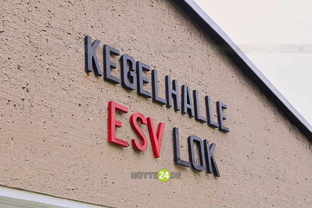 Man sieht den Schriftzug Kegelhalle ESV Lok.
