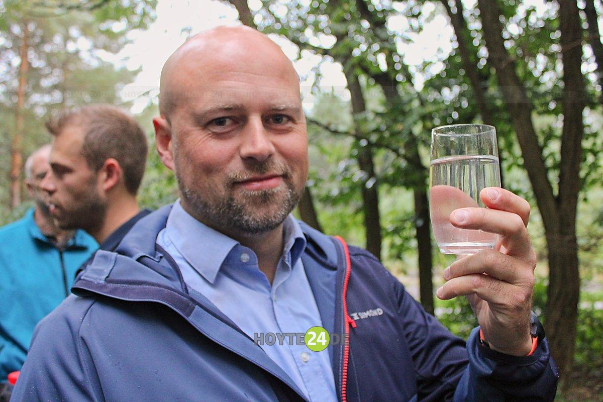 Man sieht den Technik-Chef der VBH, Jan Schulze, mit einem Wasserglas