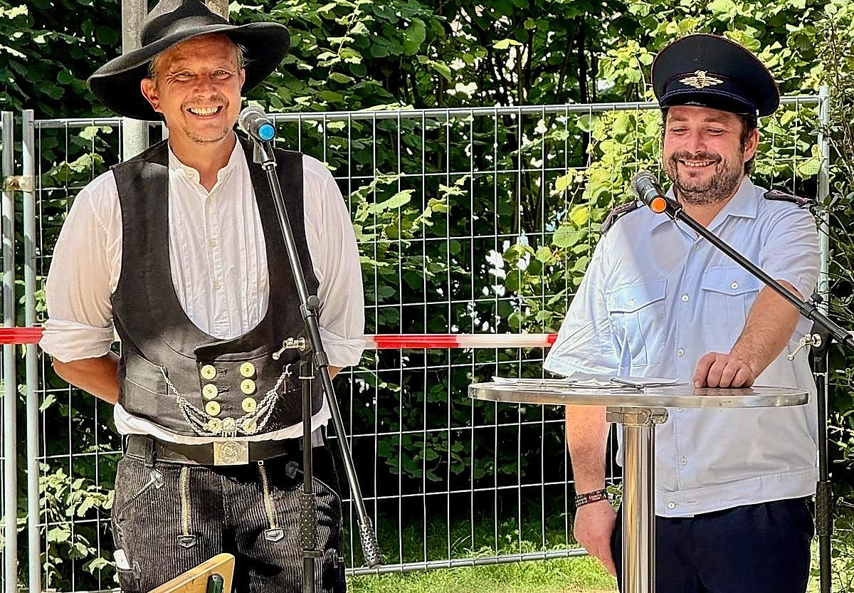 Man sieht das Richtfest bei der Feuerwehr Sabrodt, mit Wehrleiter Stefan Schmaler und dem für die Zeremonie zuständigen Zimmermann.