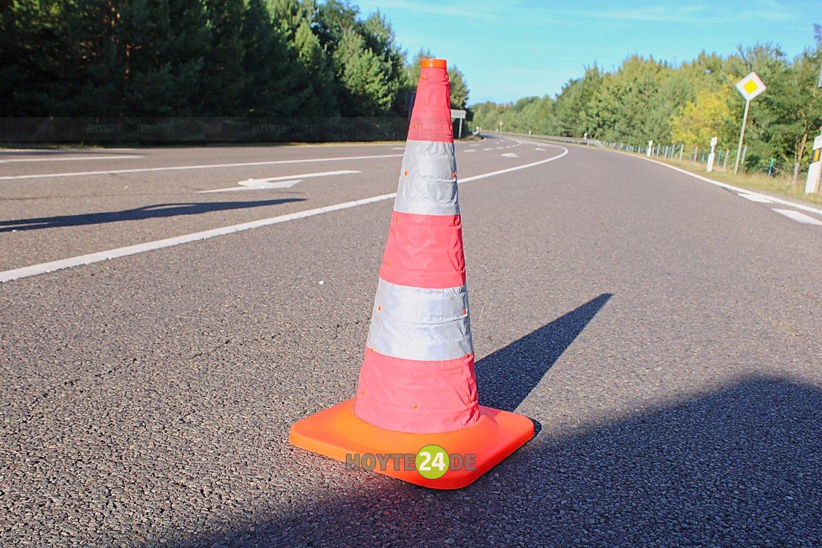 Man sieht ein Verkehrshütchen auf der B 97