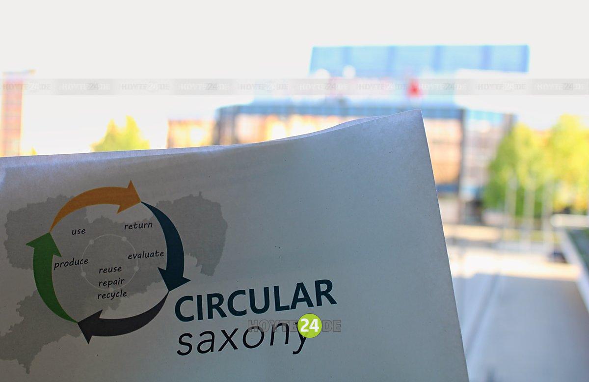 Man sieht die Schrift Circular Saxony vor der angedeuteten Kulisse der Lausitzhalle.