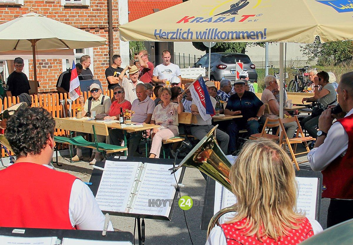 Auf dem Bild zu sehen: Die Musikanten der Blaskapelle Horjany werden beim Herbstfest vor dem Zeißighof herzlich von ihren Fans bejubelt.