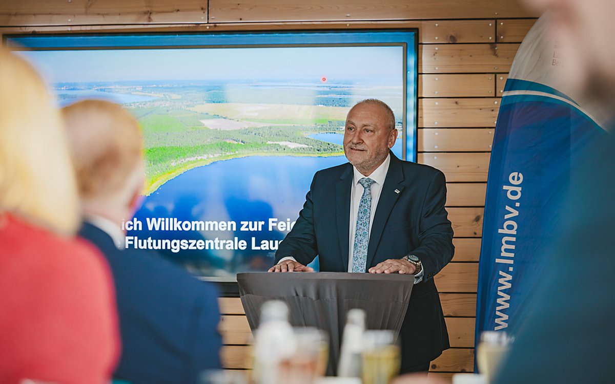 Man sieht LMBV-Chef Bernd Sablotny bei der Feierstunde zum fünfundzwanzigjährigen Bestehen der Flutungszentrale Lausitz.