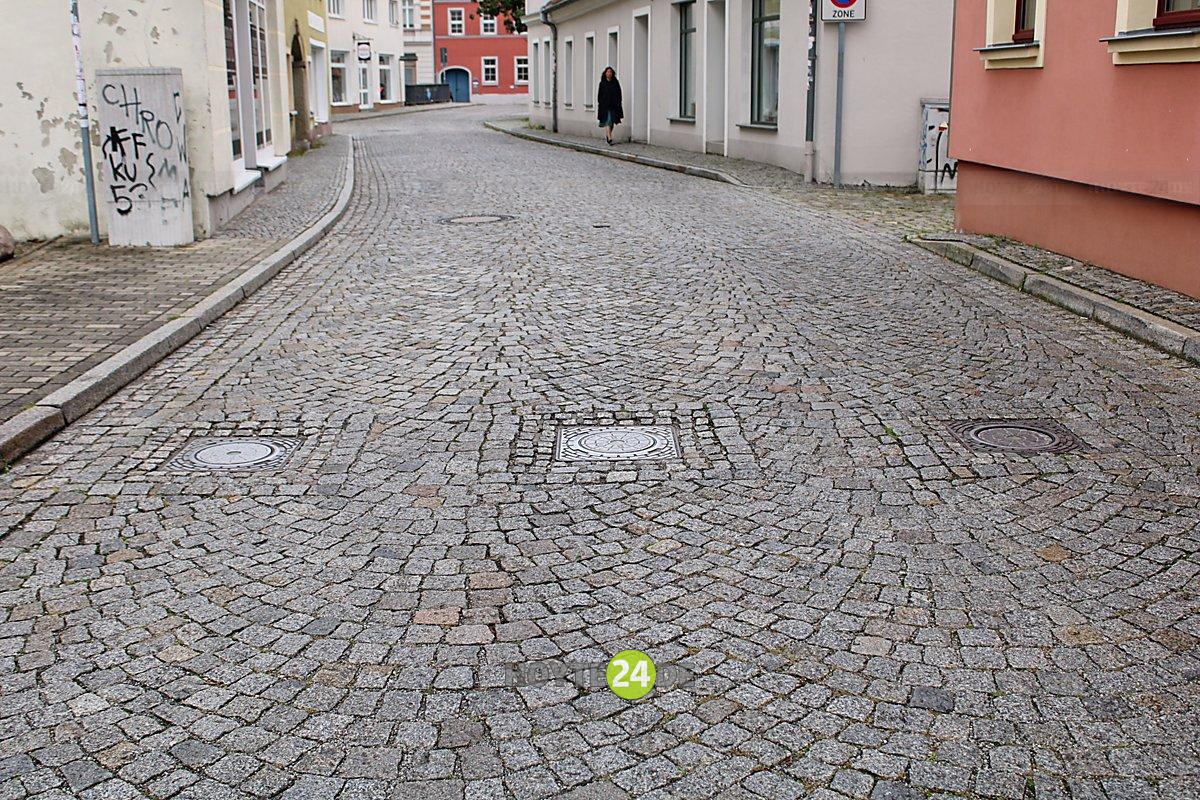 Man sieht die heruntergelassenen Poller in der Senftenberger Straße.