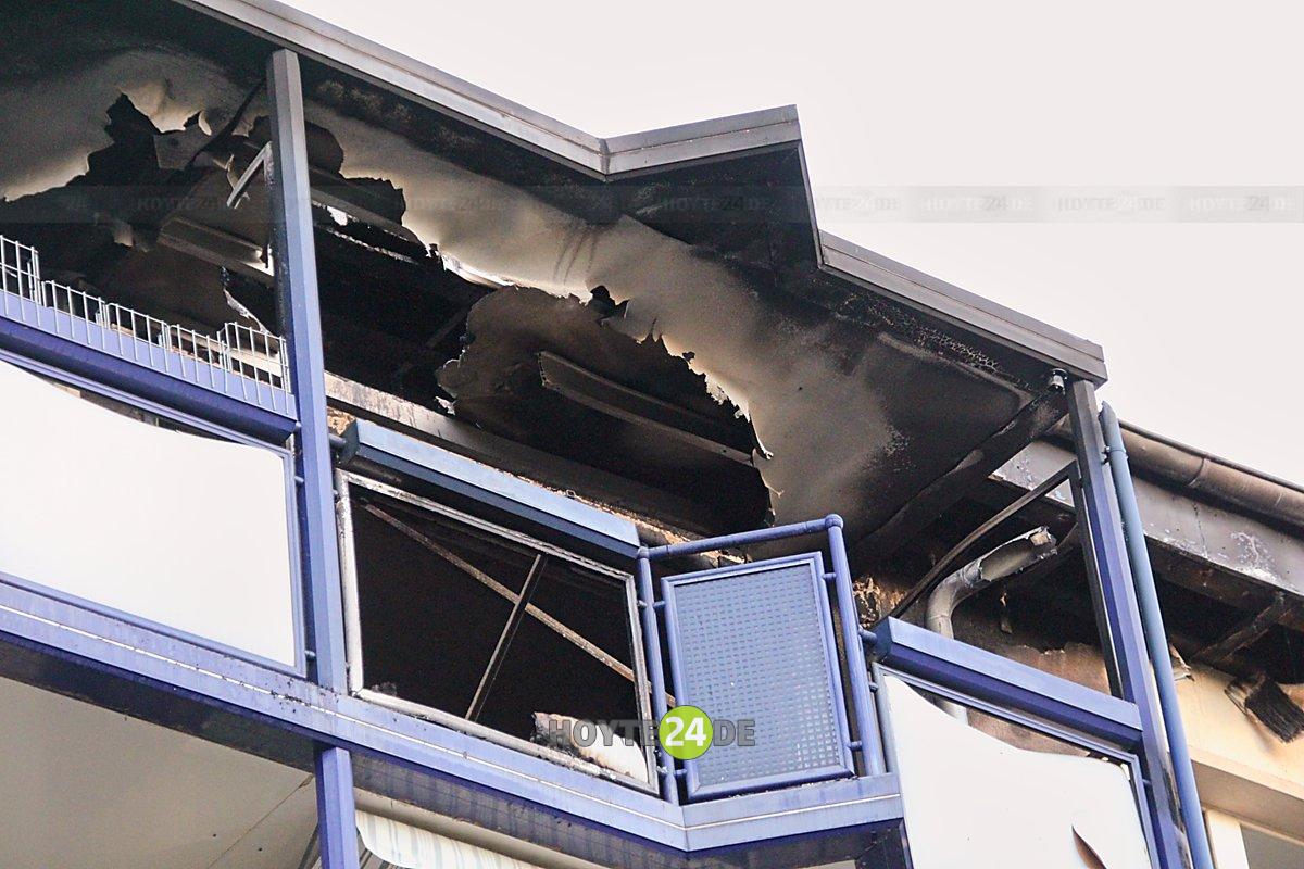 Man sieht einen Balkon mit starken Brandschäden.