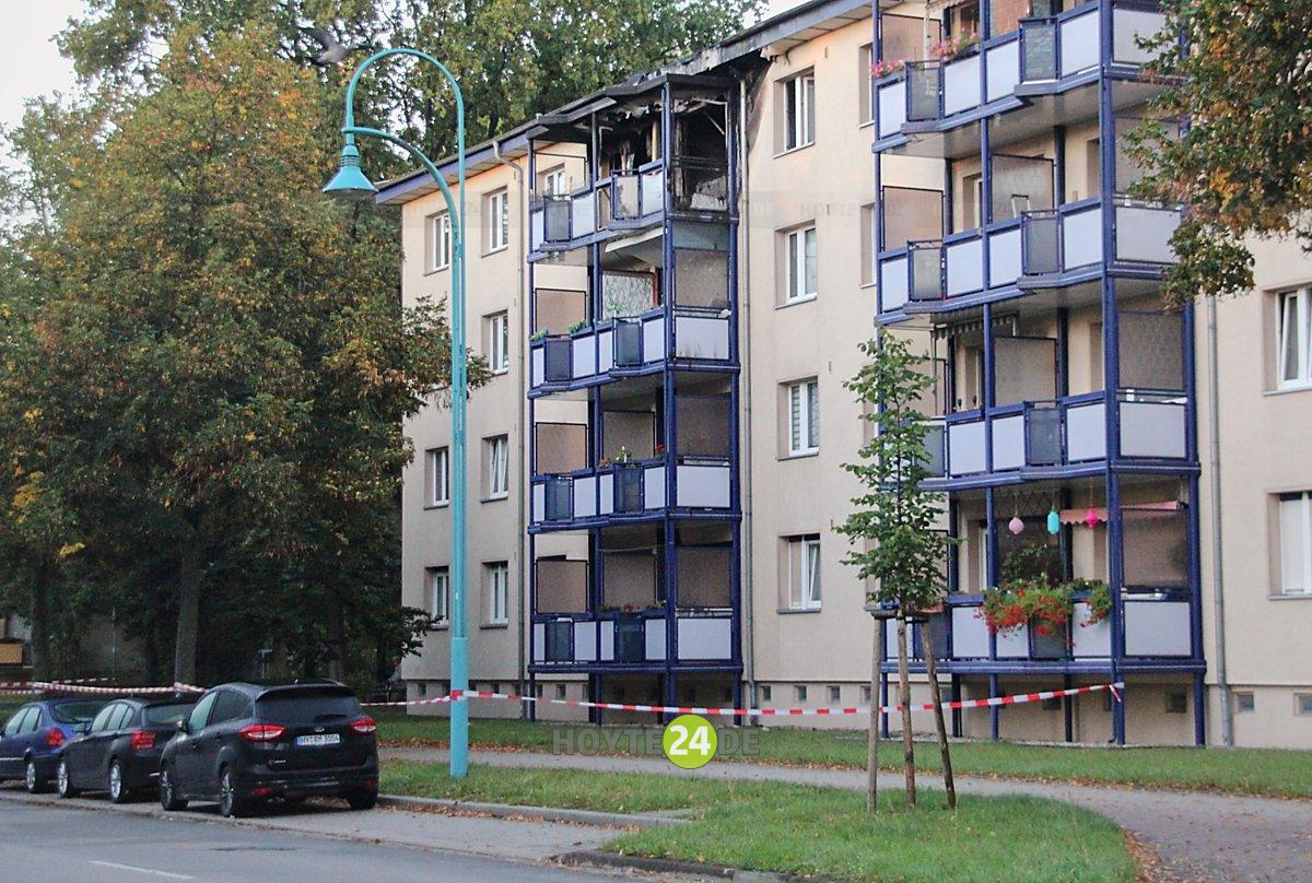 Man sieht das betroffene Haus mit einer Flatterbandabsperrung.