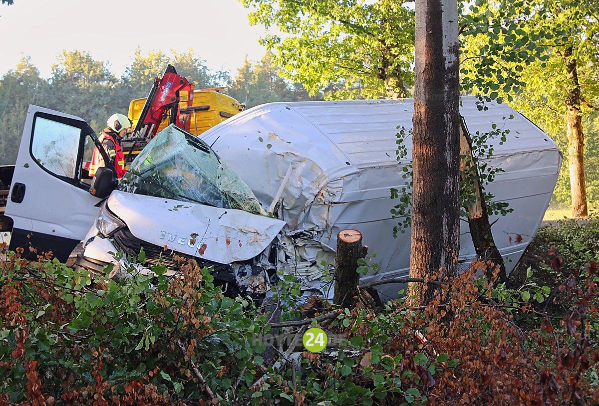 Man sieht einen verunfallten Kleintransporter.