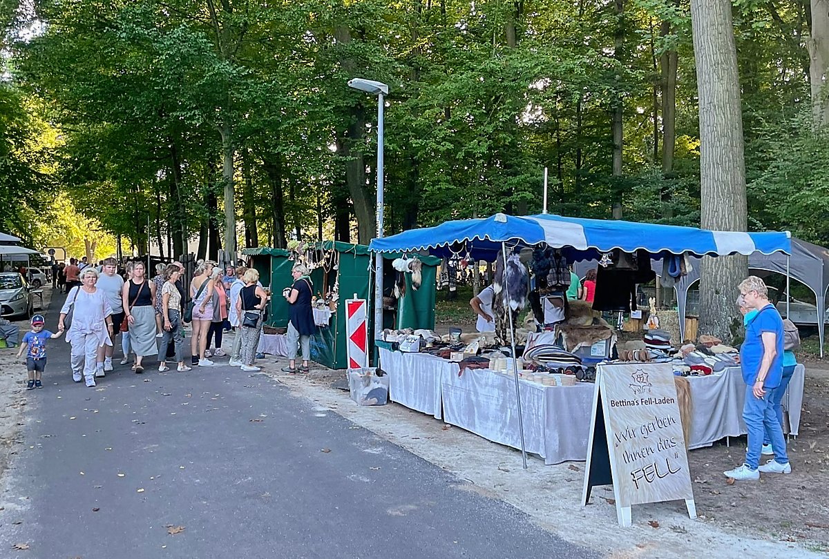 Man sieht einen Stand und die Flaniermeile.
