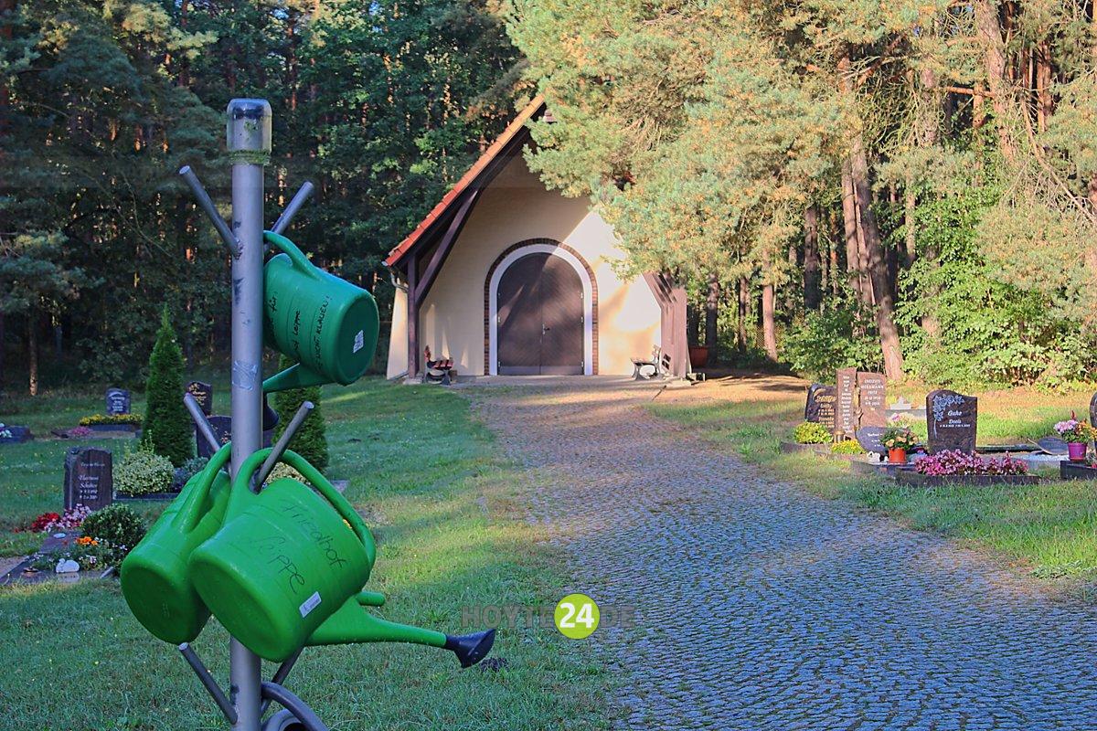 Man sieht den Friedhof in Leippe.