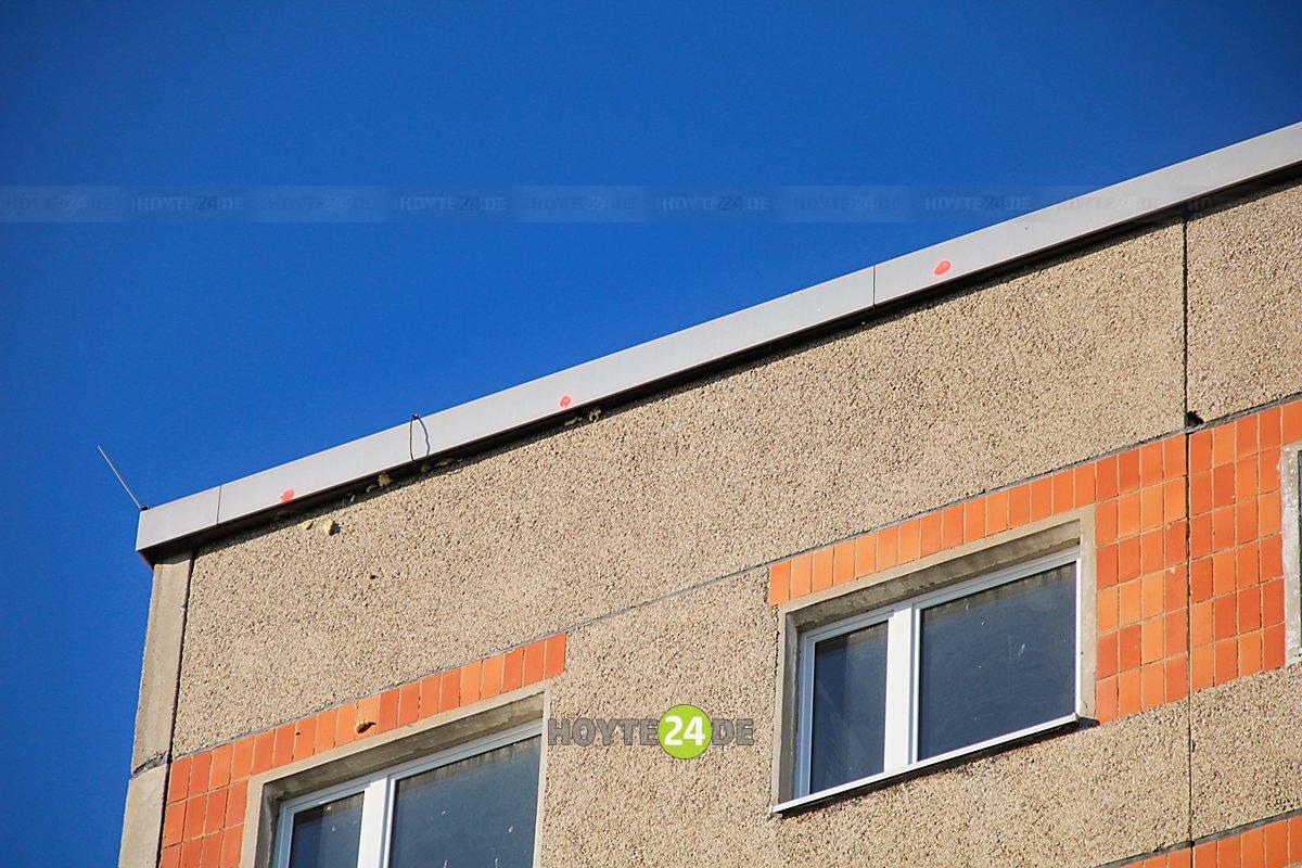 Man sieht Markierungen am Dachfirst des Hochhauses am Knie.