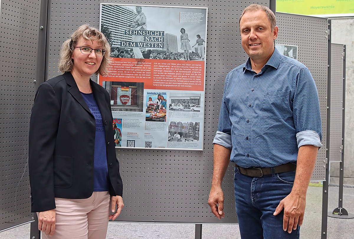 Man sieht die Gleichstellungsbeauftragte Korina Jenßen und Bürgermeister Mirko Pink in der Ausstellung Frauen im geteilten Deutschland.