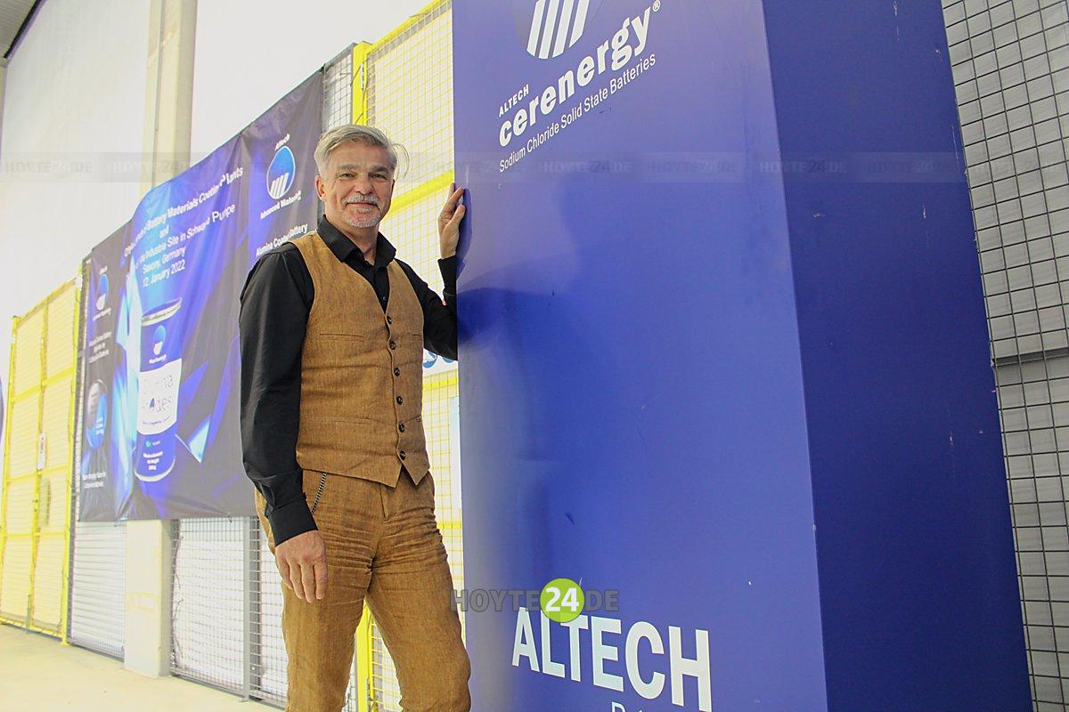 Man sieht Altech-Manager Carsten Baumeister mit einem Muster-Element für den Cerenergy-Akku.