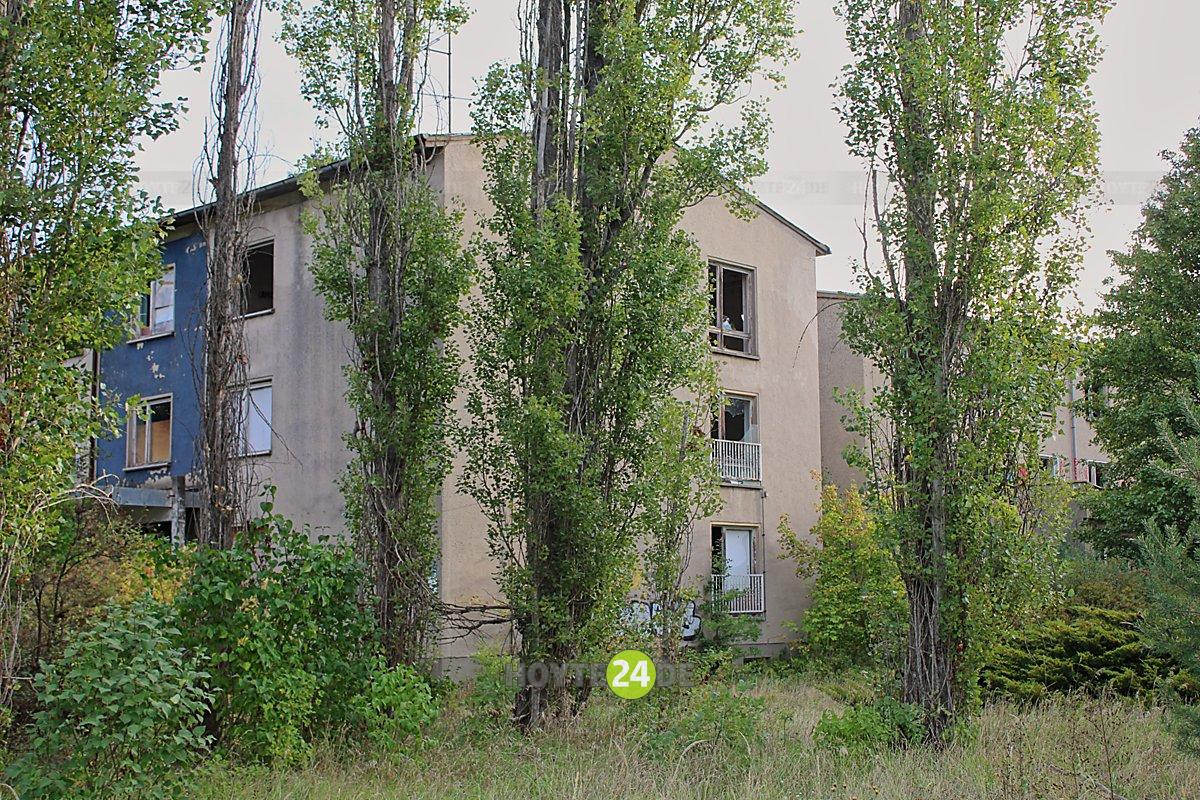 Man sieht das ehemalige Lehrlingswohnheim des Wohnungsbaukombinates im Industriegelände.