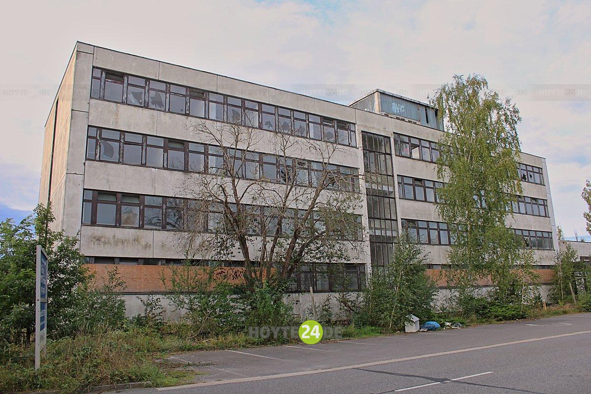 Man sieht das Bürohaus Straße D, Nummer 11 im Hoyerswerdaer Industriegelände.