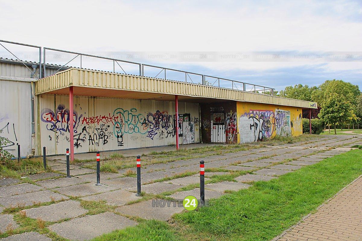 Man sieht die frühere Kaufhalle im Hoyerswerdaer Stadtzentrum.