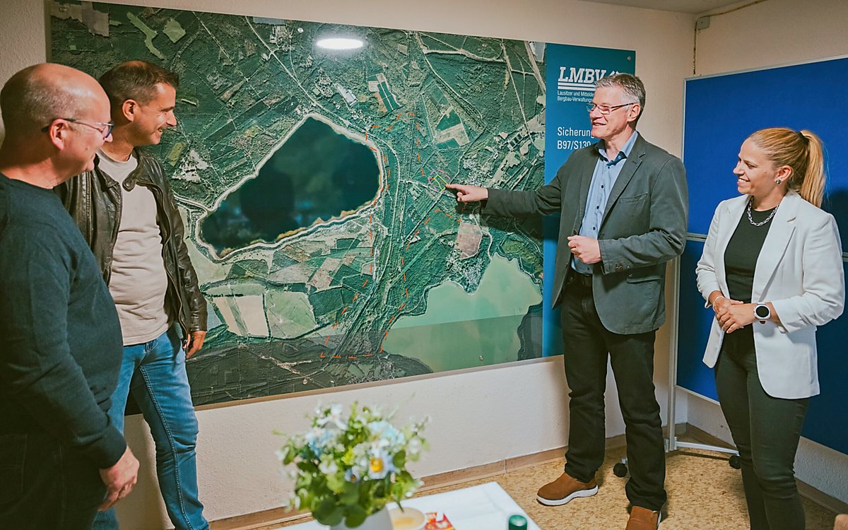 Man sieht Ortsvorsteher Uwe Lüders, Jens Wündrich von der Gemeindeverwaltung Spreetal und Steffen Kowalick sowie Jeannette Thomas von der LMBV vor einer großen Karte.