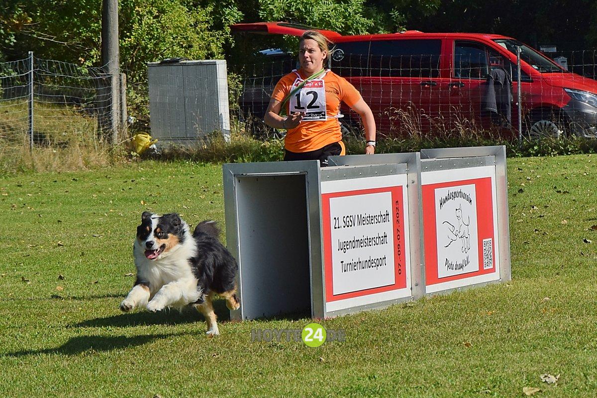 Man sieht eine Frau und ihren Hund beim Rennen