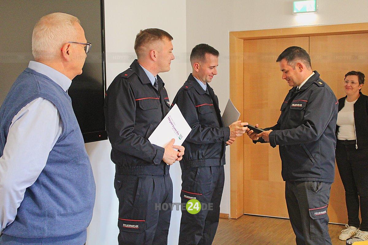 Man sieht Oberbürgermeister Torsten Ruban-Zeh, Oberbrandmeister Philipp Wolf, Brandmeister Max Leuteritz, Feuerwehrchef Benny Bastisch und eine Vertreterin des Personalrats der Stadtverwaltung.
