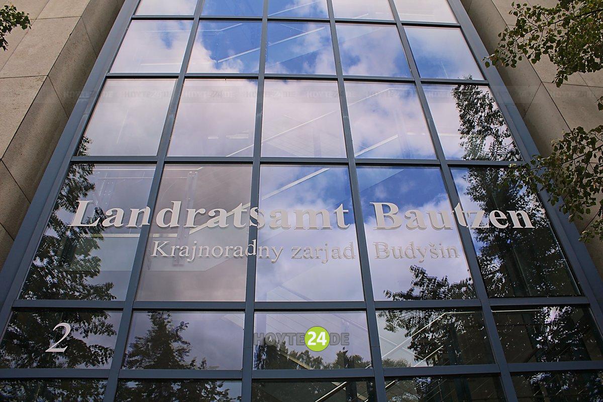 Man sieht den Schriftzug Landratsamt Bautzen am Sparkassengebäude in Hoyerswerda.