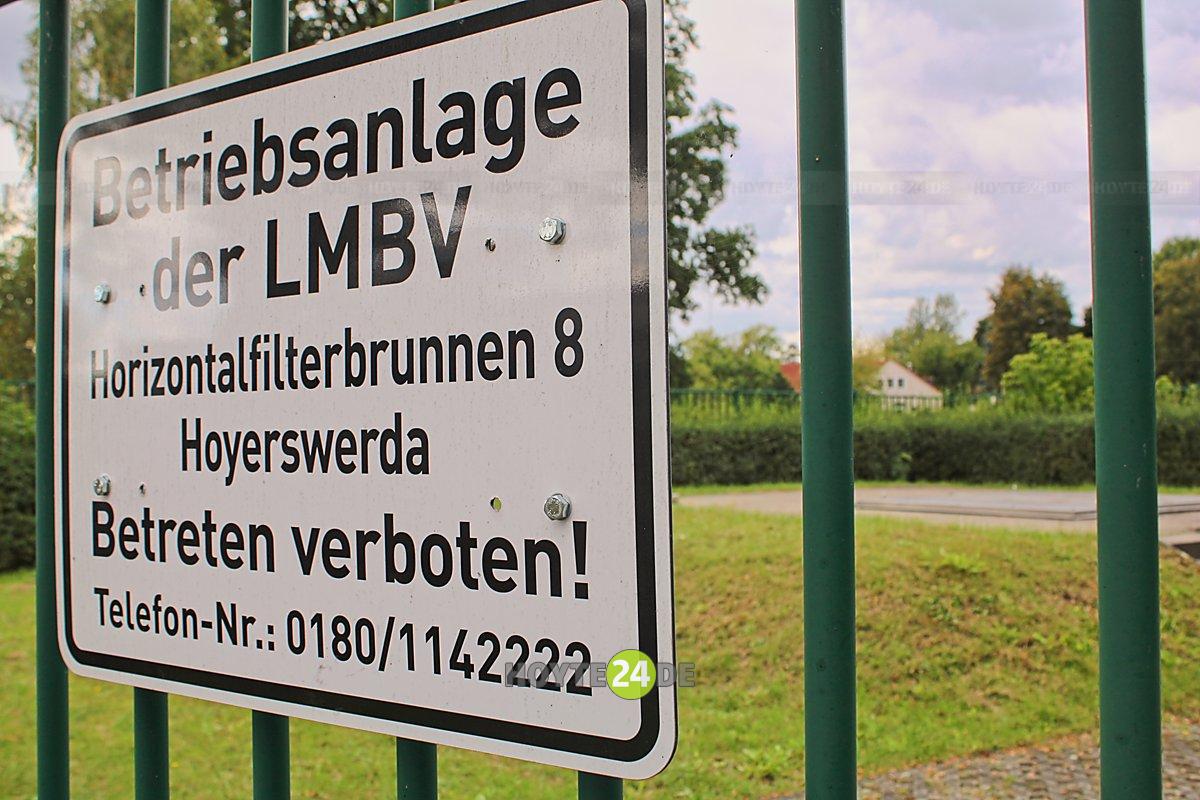 Man sieht ein Schild mit der Aufschrift Betriebsanlage der LMBV, Horizontalfilterbrunnen 8, Hoyerswerda, Betreten verboten!