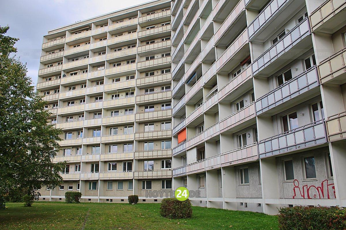 Man sieht den Elfgeschosser Hochhaus am Knie in der Bautzener Allee 83 in Hoyerswerda.