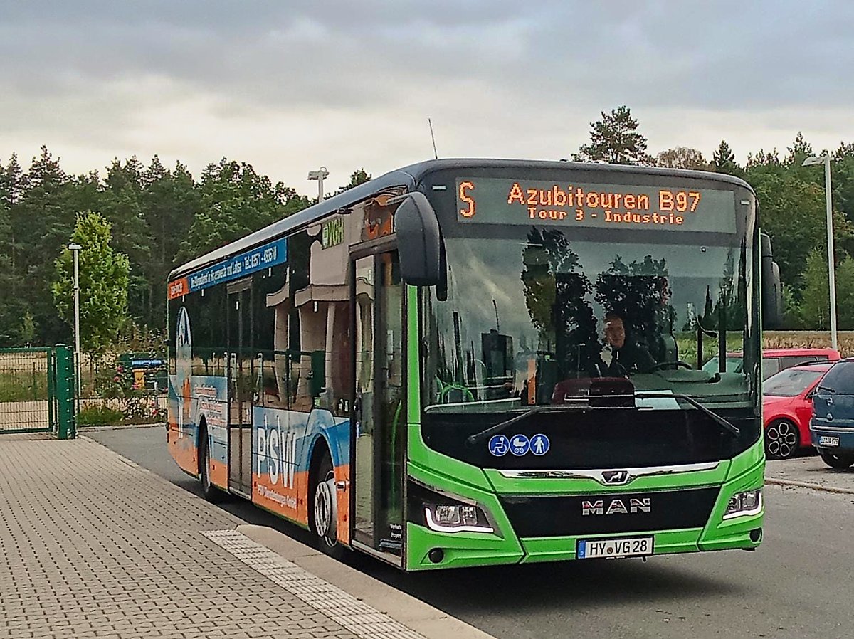 Man sieht einen Bus mit der Aufschrift Azubitouren B 97.