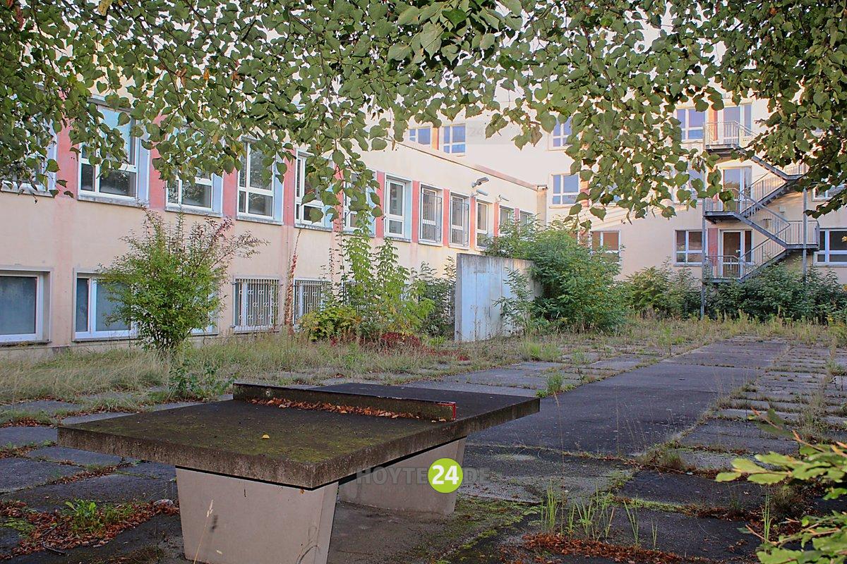 Man sieht das Gebäude der ehemaligen Förderschule an der Dillinger Straße in Hoyerswerda.