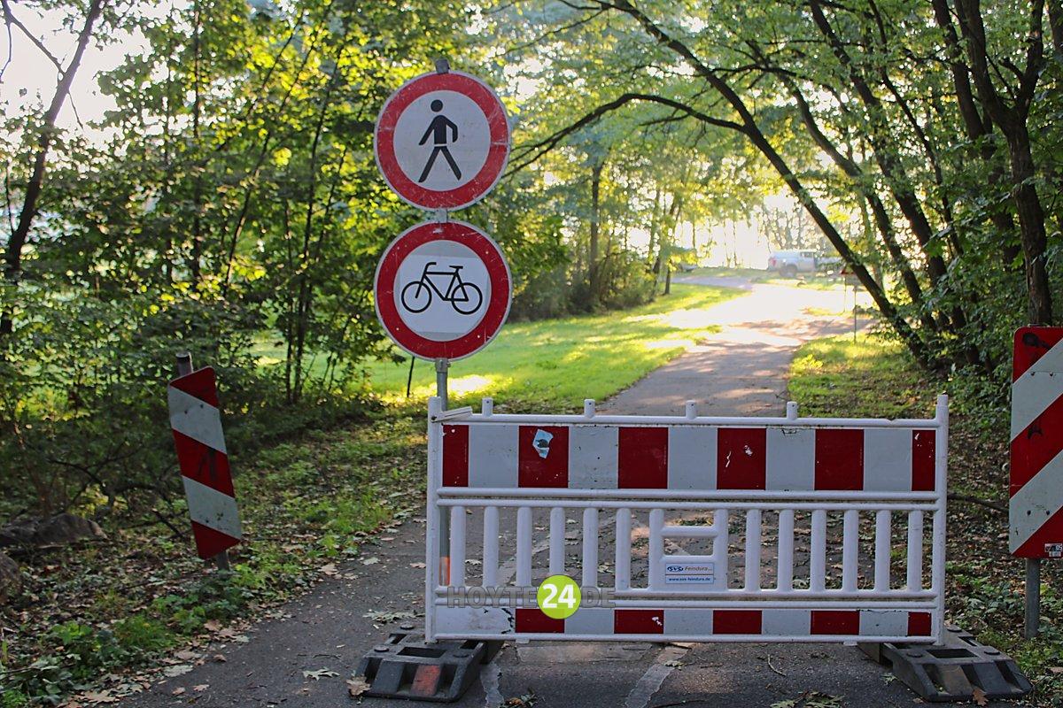 Man sieht eine Absperrung vorm Rundweg.