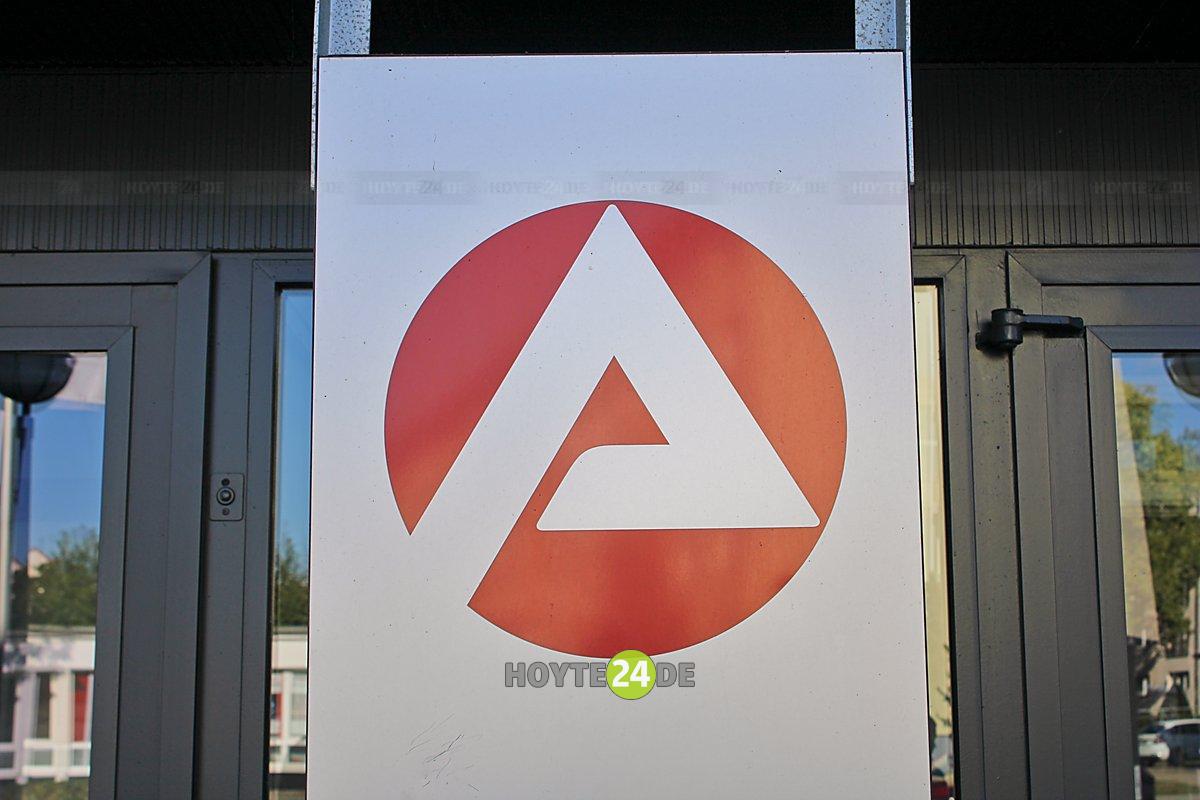 Man sieht ein Schild der Niederlassung der Agentur für Arbeit im Einsteinhaus in Hoyerswerda.