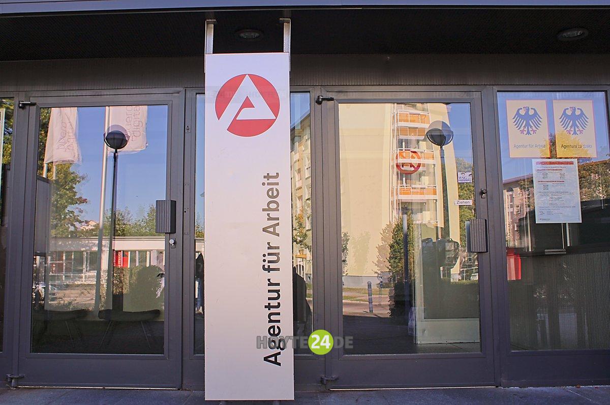 Man sieht ein Schild der Niederlassung der Agentur für Arbeit im Einsteinhaus in Hoyerswerda.