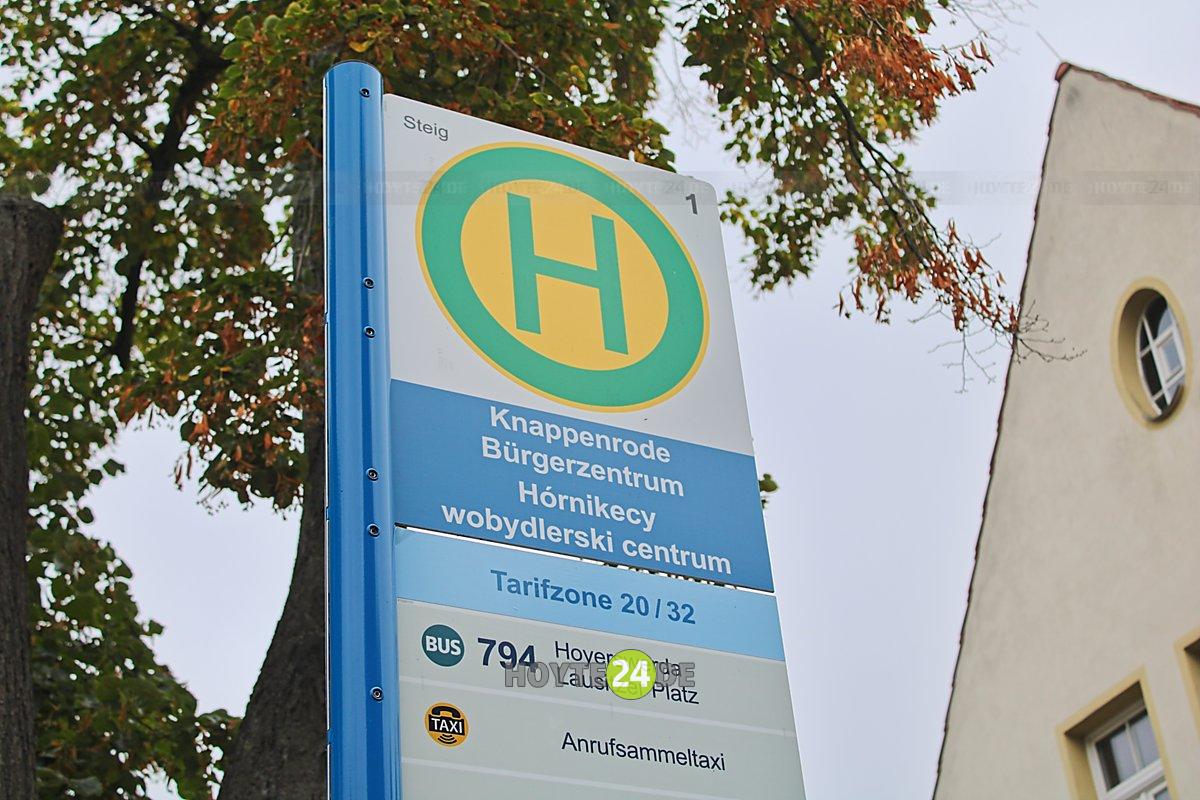 Man sieht das Haltestellenschild am Bürgerzentrum in Knappenrode.