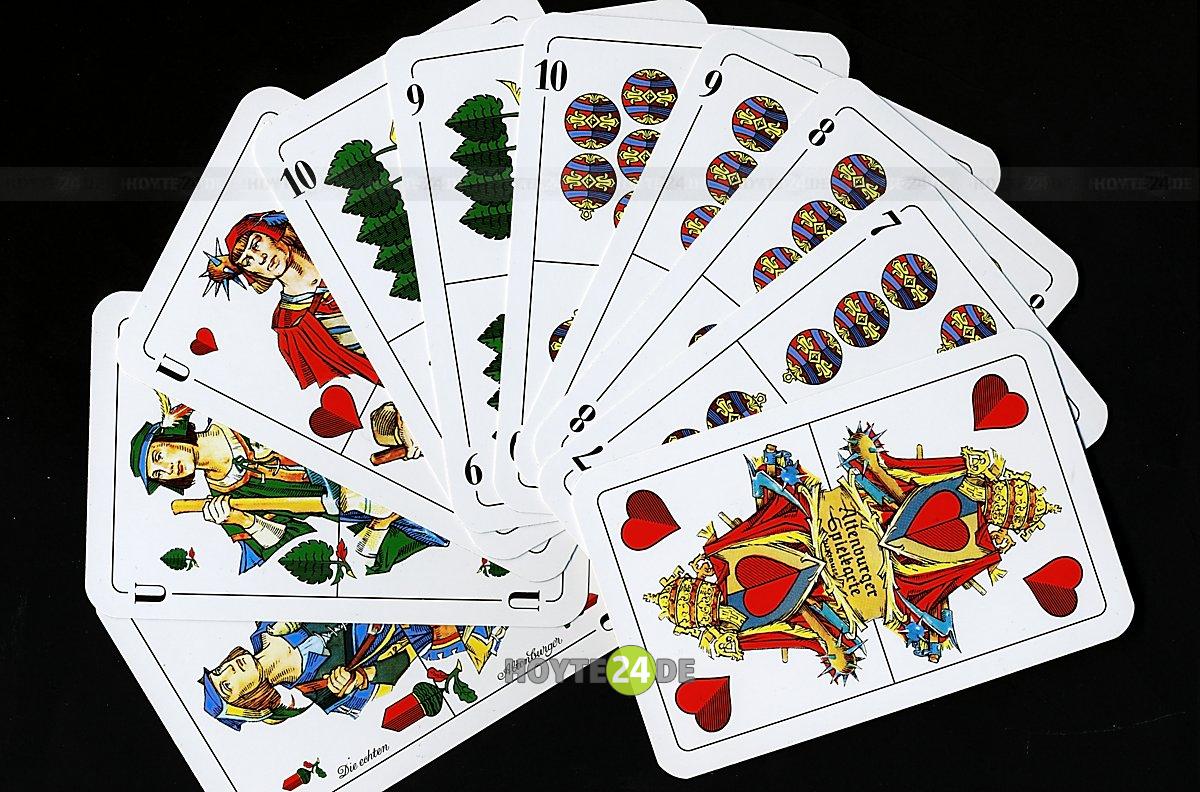 Man sieht Skat-Karten.