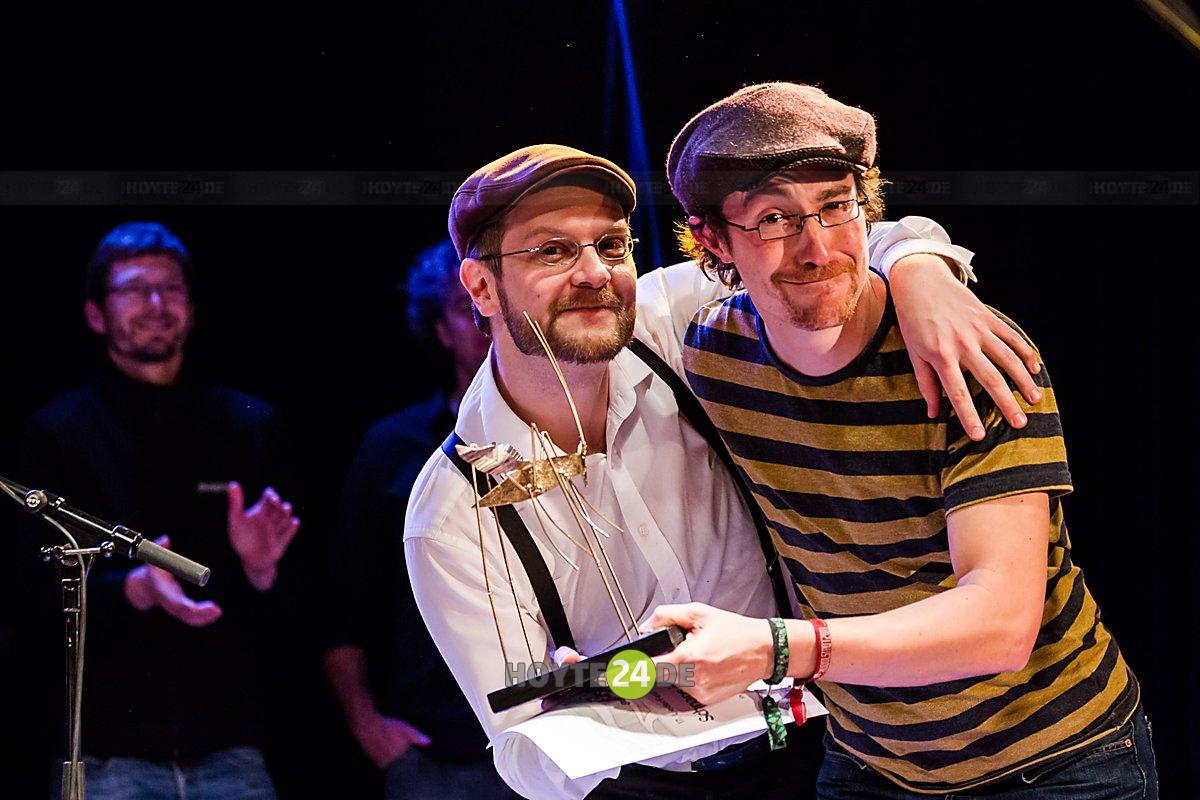 Man sieht Melvin Haack und Peter Wolter mit dem Hoyschrecken-Pokal von 2013.