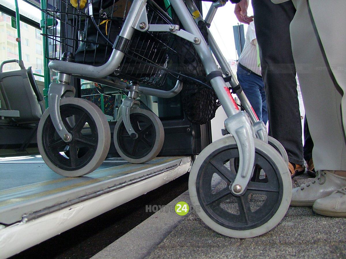 Man sieht einen Rollator an der Tür zu einem Bus