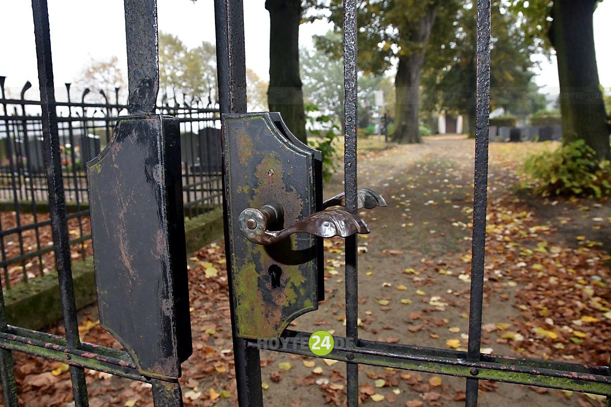 Man sieht das Tor zum Friedhof Seidewinkel.