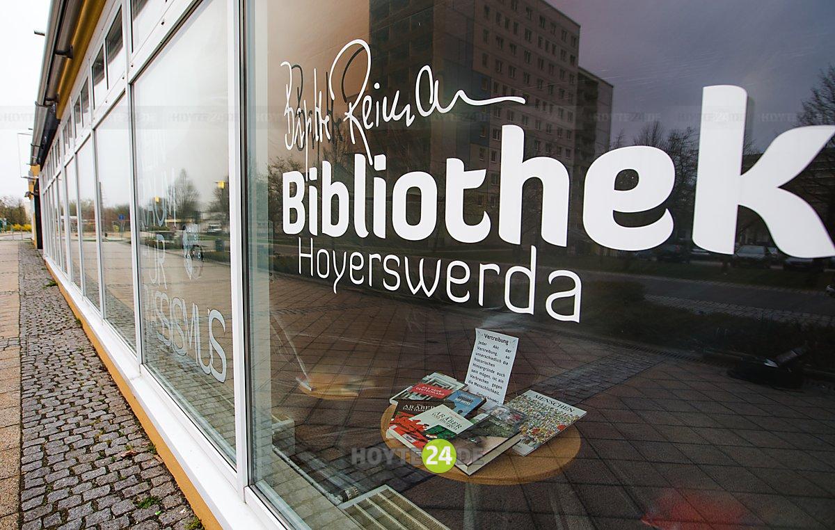 Man sieht den Schriftzug Brigitte Reimann Bibliothek Hoyerswerda.