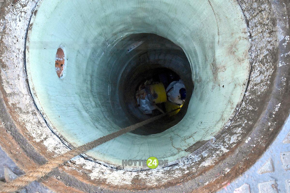 Man sieht einen Kanal, der gerade per Schlauchlining saniert wird.