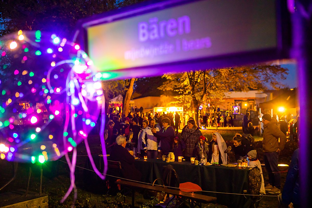Man sieht Gedränge bei einem Halloween-Fest im Zoo.