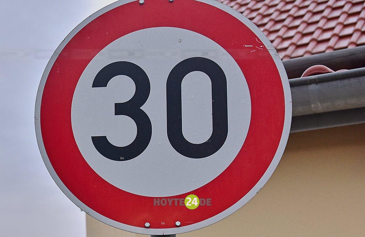 Man sieht ein Tempo-30-Schild.