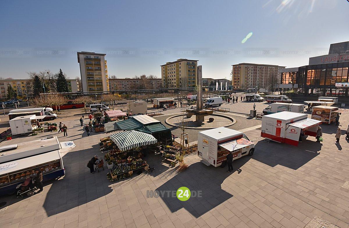 Man sieht den Wochenmarkt auf dem Lausitzer Platz.