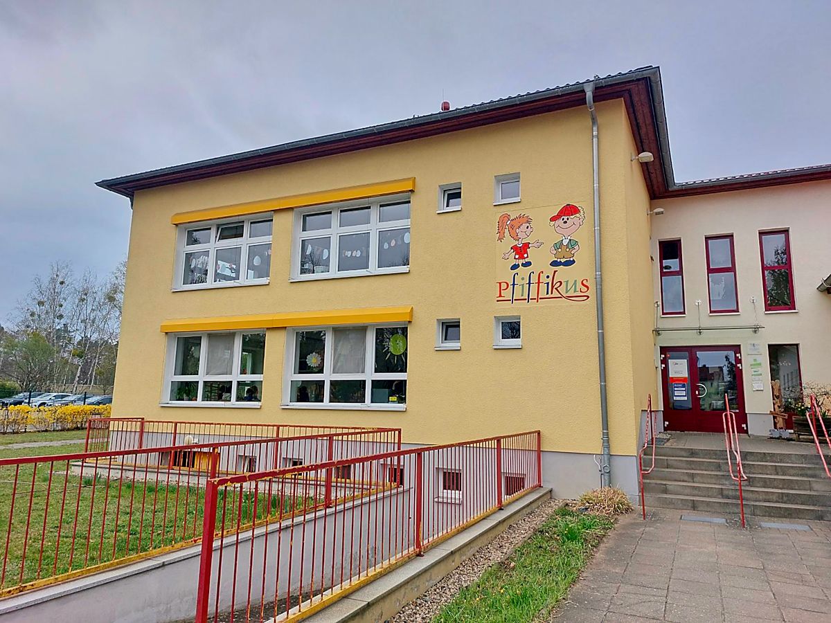 Man sieht die Bernsdorfer Kita Pfiffikus.