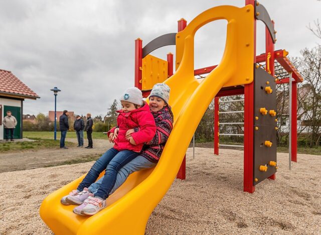 Man sieht Kinder auf dem Spielplatz in Kühnicht.