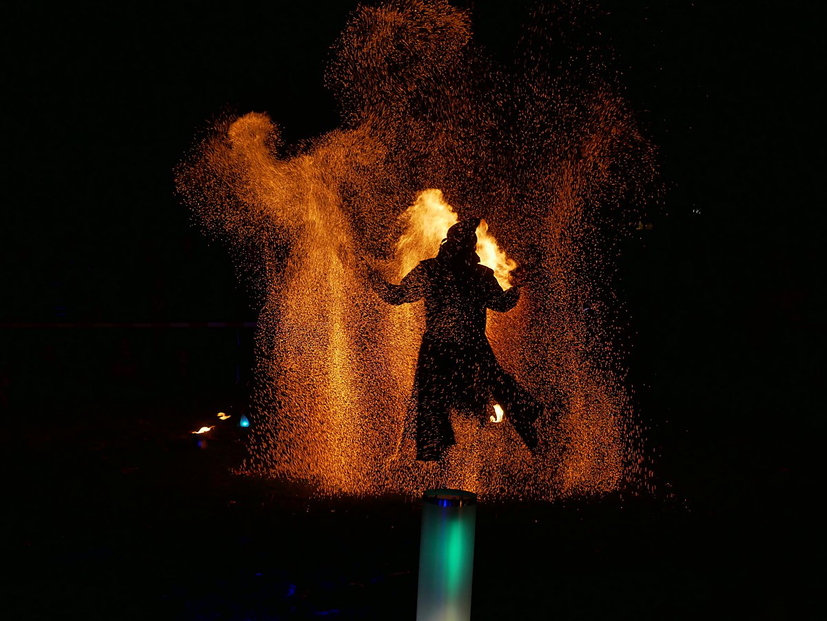 Man sieht eine Feuershow