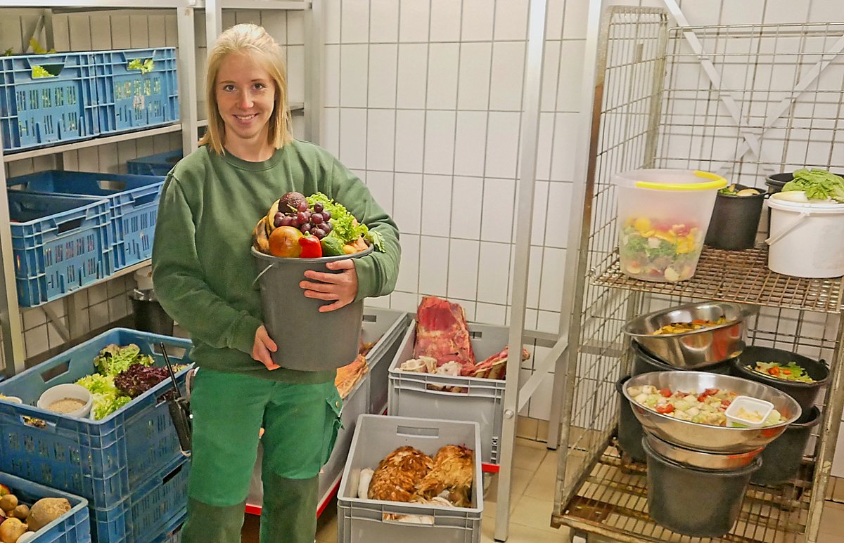 Man sieht Tierpflegerin Emily Seliger mit Futter.