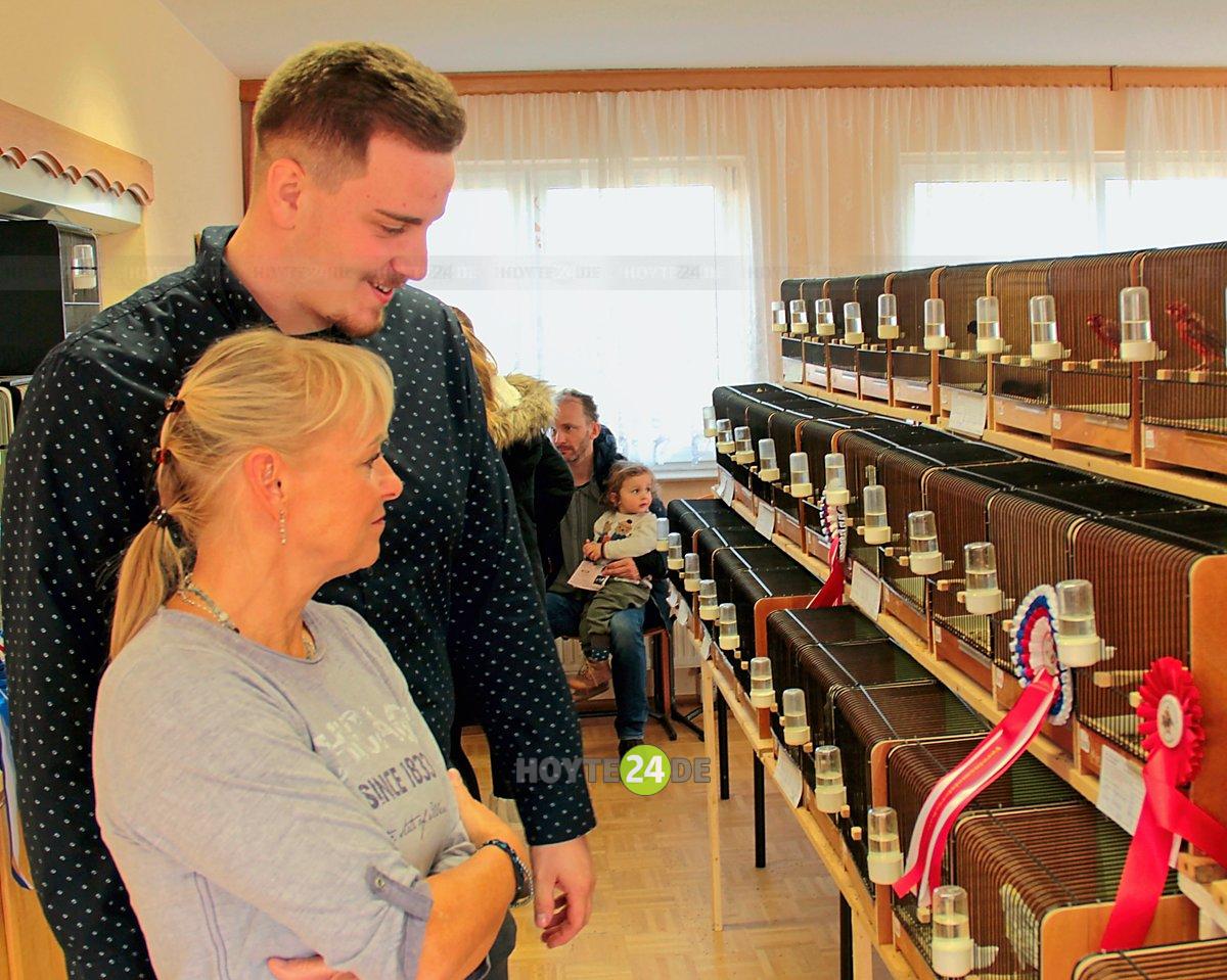 Man sieht den Vereinsvorsitzenden des Hoyerswerdaer Vogelvereins Manuel Mietsch und Annett Keller beim Betrachten von Vögeln.