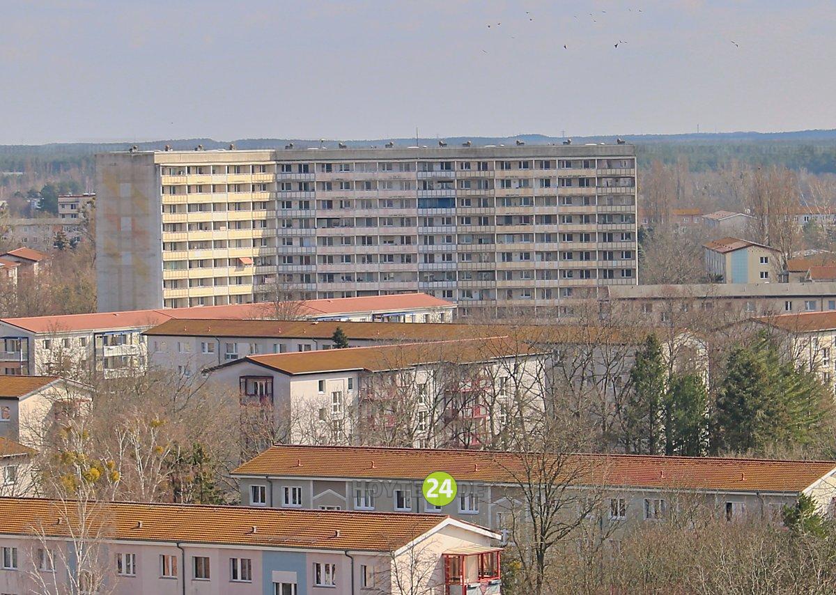 Man sieht das Hochhaus am Knie.