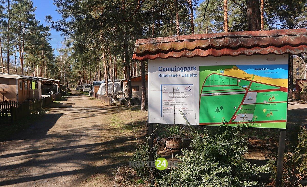 Man sieht das Schild Campingpark Silbersee / Lausitz.
