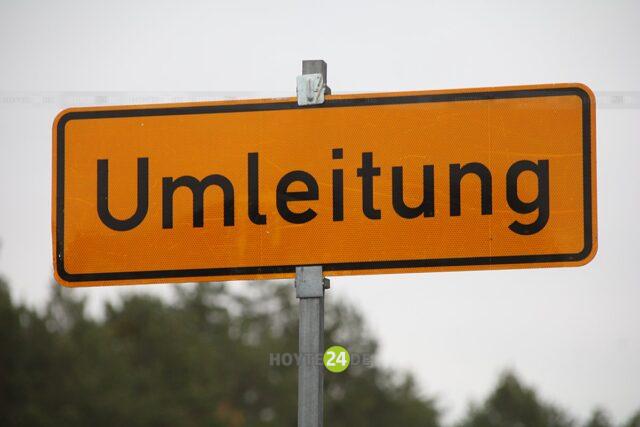 Man sieht ein Schild mit der Aufschrift Umleitung.