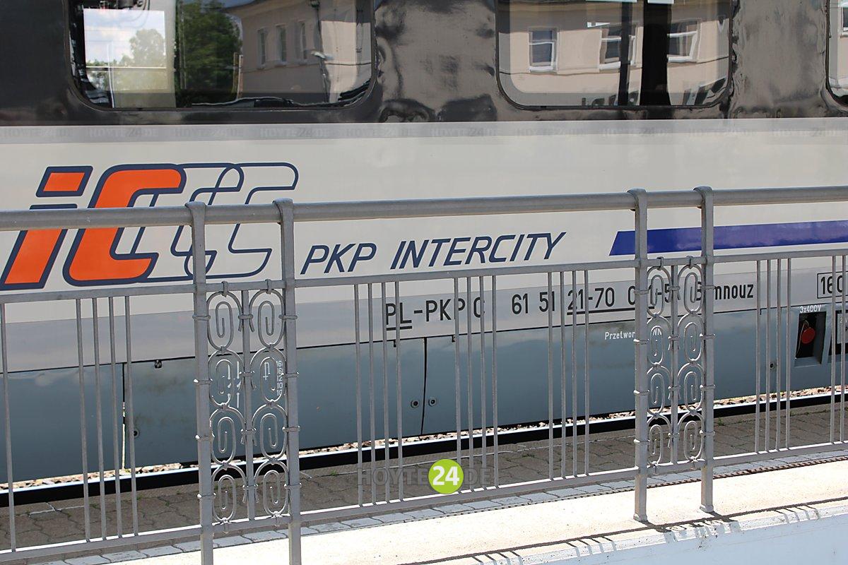 Man sieht einen PKP-Intercity-Zug in Hoyerswerda am Bahnhof stehen.